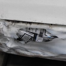 Baltarusis automobilio slėptuvėse gabeno pusantro tūkstančio pakelių rūkalų 