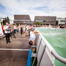 Pirmasis šunų šuolių į vandenį turnyras Lietuvoje: kova buvo įtempta