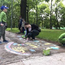 Pradinukai Ąžuolyną išmargino tautiškais piešiniais