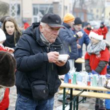 Šimtai klaipėdiečių šildėsi maltiečių sriuba