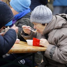 Šimtai klaipėdiečių šildėsi maltiečių sriuba