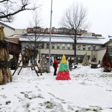 Prie bibliotekos – netikėčiausiais būdais pagamintos eglutės