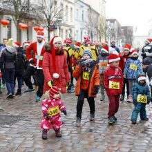 Kalėdiniame bėgime – seneliai, eglutės ir besmegeniai