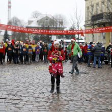 Kalėdiniame bėgime – seneliai, eglutės ir besmegeniai