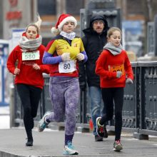 Kalėdiniame bėgime – seneliai, eglutės ir besmegeniai