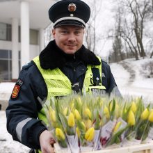 Kelių policijos patruliai pradžiugino moteris