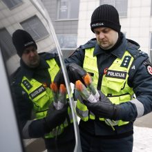 Kelių policijos patruliai pradžiugino moteris