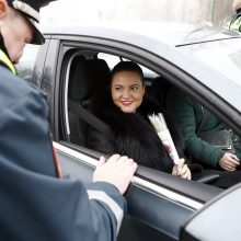 Kelių policijos patruliai pradžiugino moteris