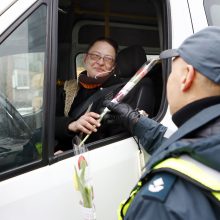 Kelių policijos patruliai pradžiugino moteris