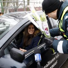 Kelių policijos patruliai pradžiugino moteris