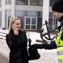 Kelių policijos patruliai pradžiugino moteris