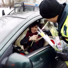 Kelių policijos patruliai pradžiugino moteris