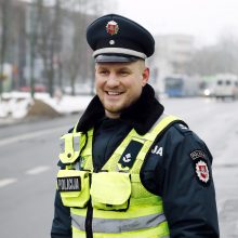 Kelių policijos patruliai pradžiugino moteris