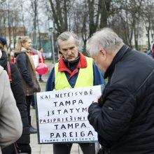 Tėvai kilo į kovą su įstatymais