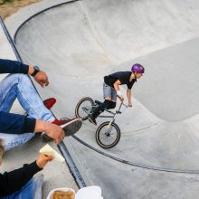 Uostamiestyje – kvapą gniaužiantys riedlentininkų ir dviratininkų triukai