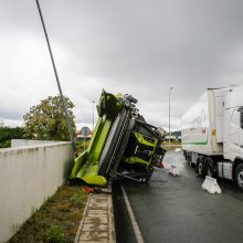 Klaipėdoje vilkikas „pametė“ kombainą