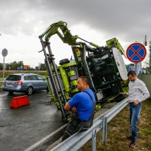 Klaipėdoje vilkikas „pametė“ kombainą