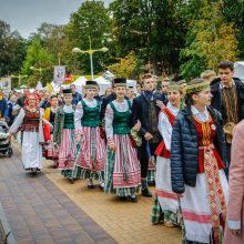 Palanga pražydo ir suskambo tarptautiniu folkloro festivaliu