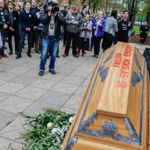 Klaipėdoje – aukštojo mokslo laidotuvių procesija