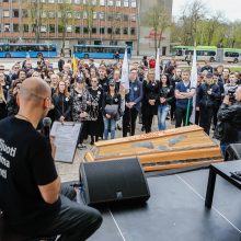 Klaipėdoje – aukštojo mokslo laidotuvių procesija