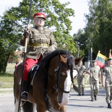 Dragūnų batalionui – 30 metų: iškilmėse aidėjo ne tik senovinės patrankos šūviai