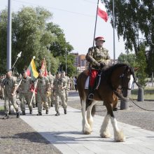 Dragūnų batalionui – 30 metų: iškilmėse aidėjo ne tik senovinės patrankos šūviai