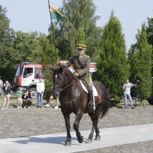 Dragūnų batalionui – 30 metų: iškilmėse aidėjo ne tik senovinės patrankos šūviai