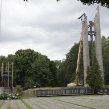 Klaipėdoje per pusdienį išmontuoti sovietmečio paminklai