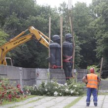 Klaipėdoje per pusdienį išmontuoti sovietmečio paminklai