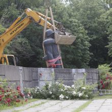 Klaipėdoje per pusdienį išmontuoti sovietmečio paminklai