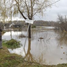 Purmaliuose vanduo tuoj sieks namų stogus