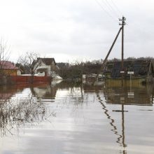 Purmaliuose vanduo tuoj sieks namų stogus