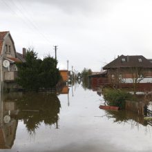 Purmaliuose vanduo tuoj sieks namų stogus