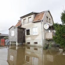 Purmaliuose vanduo tuoj sieks namų stogus