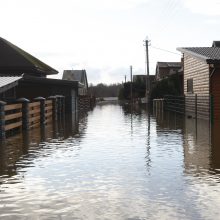 Purmaliuose vanduo tuoj sieks namų stogus