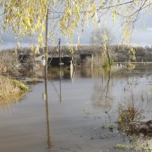 Purmaliuose vanduo tuoj sieks namų stogus