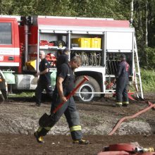 Degantį durpyną gesinantys ugniagesiai: darbo bus mažiausiai kelioms paroms