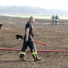 Degantį durpyną gesinantys ugniagesiai: darbo bus mažiausiai kelioms paroms