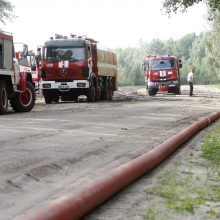 Degantį durpyną gesinantys ugniagesiai: darbo bus mažiausiai kelioms paroms