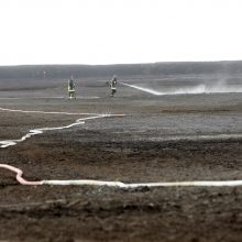 Degantį durpyną gesinantys ugniagesiai: darbo bus mažiausiai kelioms paroms