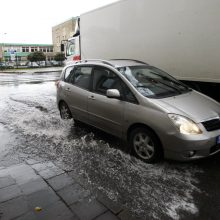 Rudeniški lietūs skandina miestą