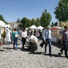 Joninių mugė paskendo žolynuose