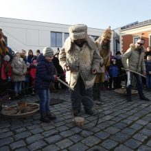 Teatro aikštėje klaipėdiečiai sudegino žiemos simbolį