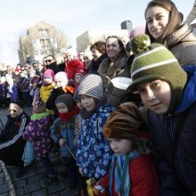 Teatro aikštėje klaipėdiečiai sudegino žiemos simbolį