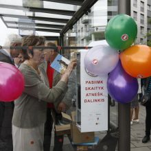 Atidarytos bibliotekėlės autobusų stotelėse