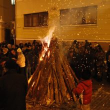 Uostamiestyje uždegti Sausio 13-osios atminimo laužai