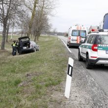 Pakeliui iš Klaipėdos į Palangą automobilis rėžėsi į medį