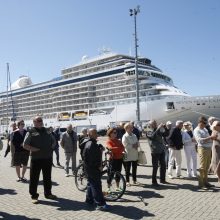 Kruizinių laivų terminale iškelta milžiniška trispalvė