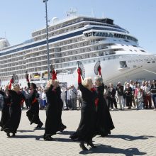 Kruizinių laivų terminale iškelta milžiniška trispalvė