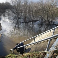 Purmaliuose vanduo tuoj sieks namų stogus